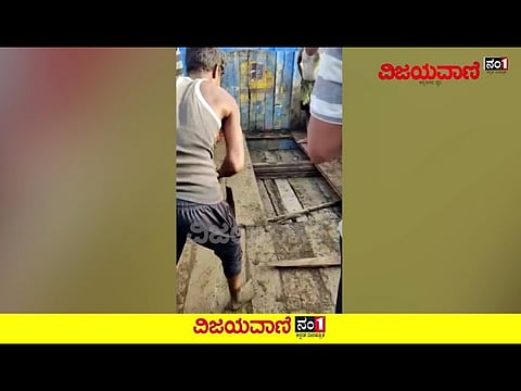 ಲಾರಿ ಕ್ಯಾಬಿನ್ ಒಳಗೆ ಮರದ ಪ್ಲಾಟ್ ಫಾರಂ ನಿರ್ಮಿಸಿ ವಂಚನೆ: ಚಾಲಕ ಸಿಕ್ಕಿಬಿದ್ದಿದ್ದು ಹೀಗೆ! #lorrydriver#cheating - youtube