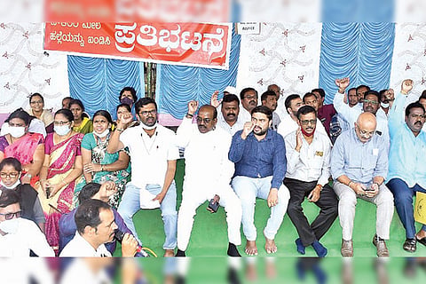021221 Ballari Govt Employees Protest