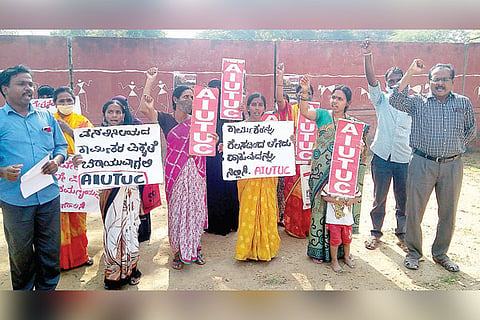 06122021 Raichur workers protest