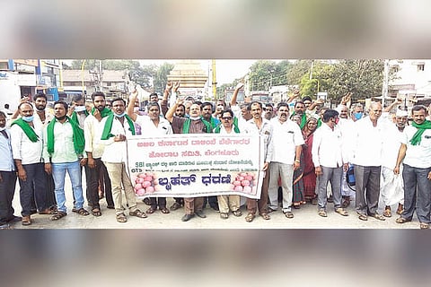 13122021 Koppal formars protest