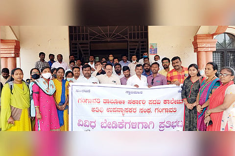 15122021 Gangavathi Guest lecturers protest