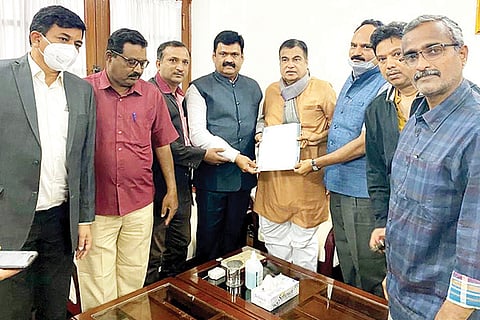 201221 Officers of Bellary District Commercial and Industrial Institute appeal to Nitin Gadkari