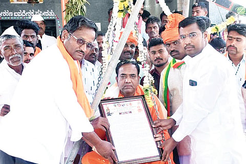 201221 Shadalageri Maddaneshwara Swamiji Honor