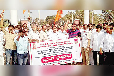 22122021 Raichur Basavanna Photo insult-protest