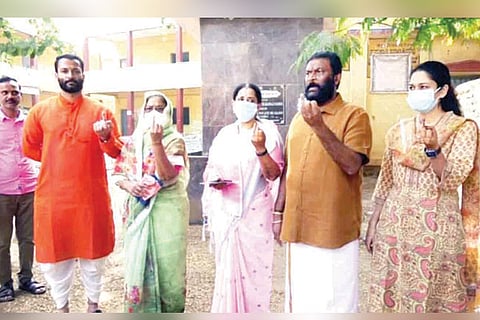 27122021 Hospet Anand singh famili voting