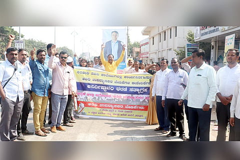 28122021 Koppal Guest Lecturers protest
