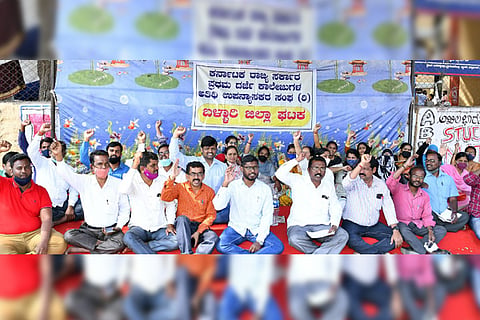 281221 Ballari Guest lecturers' union Protest