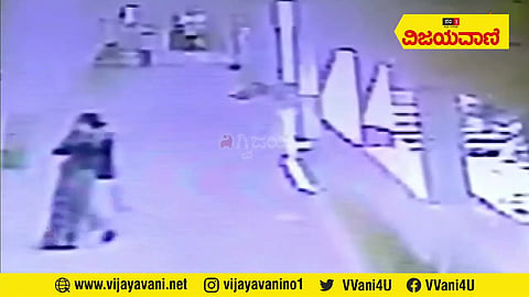 ಪರೀಕ್ಷೆಗೆ ಬಂದಿದ್ದ ಬಾಣಂತಿ ಅಭ್ಯರ್ಥಿ; ಮಗುವನ್ನು ಆರೈಕೆ ಮಾಡಿ ಮಾನವೀಯತೆ ಮೆರೆದ ಮಹಿಳಾ ಪೇದೆ! #Exam #LadyPolice - youtube