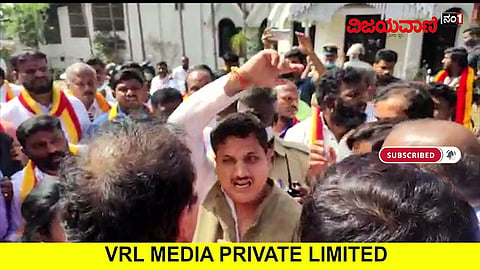 ಕರ್ನಾಟಕ ಬಂದ್ ಮಾಡೋದು ಬೇಡ ಎಂದ ಕನ್ನಡಪರ ಸಂಘಟನೆ ಕಾರ್ಯಕರ್ತನ ಮೇಲೆ ಹಲ್ಲೆ! #KarnatakaBundh - youtube