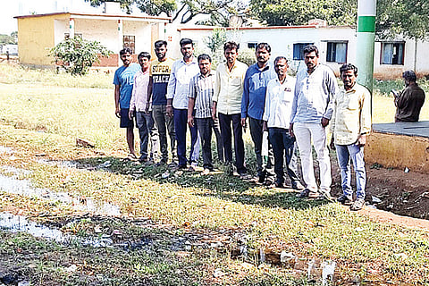 110122 Government Hipra School Old Students Protest in Gangavathi Taluk