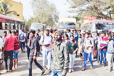 photo tgl 1(412022) road strike by students muddalinganahally