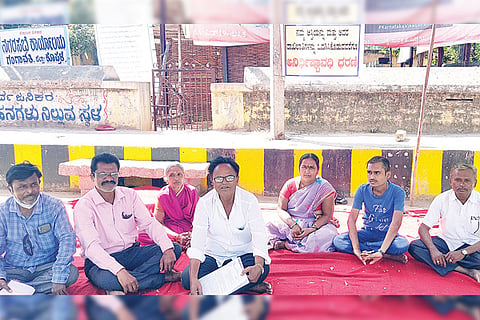 040222 Gangavati Balikatti Family Strike