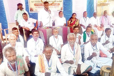 06022022 Harapanahalli artist cardgive
