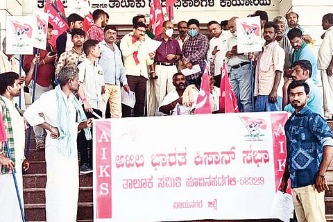 14022022 Hadagali protest