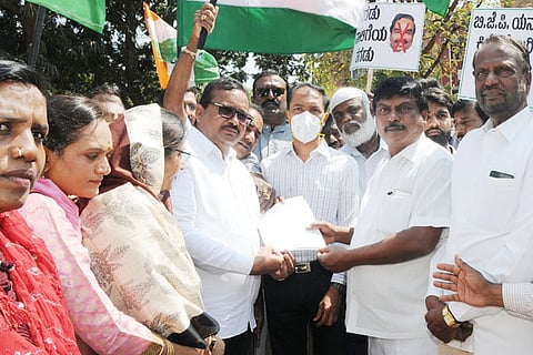 21TMK_INC_Protest