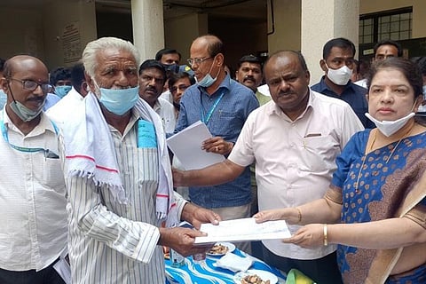 Kailancha-Ph-01-HDK-Anitha-K.G.. Hosahalli Public-Hakkupatra Vitarane-8-2-2022
