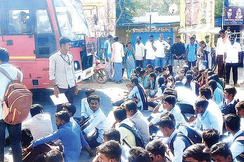 030322 Manvi Students Protest for Bus