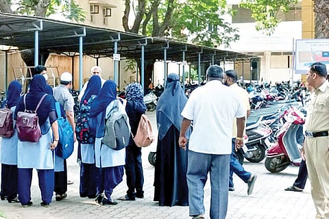 210322 Hospete Vijayanagara College Hijab Kirik
