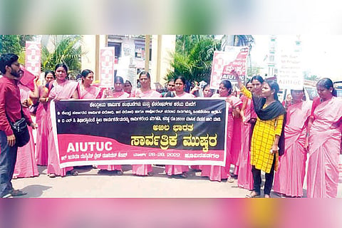 28032022 Hadagali Asha workers protest