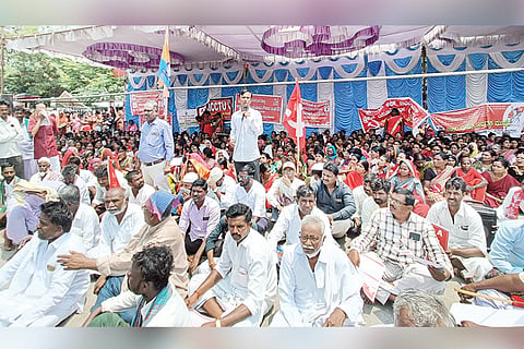 28032022 Sindhanoor workers protest