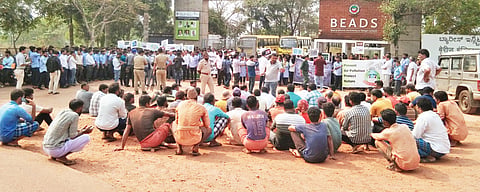 ULL.MAR-18=1-1, MINING PROTEST