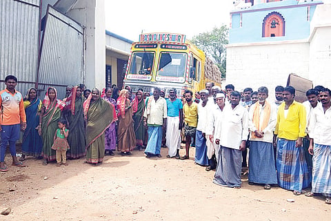 230422 Villagers protests in Madikeri blocking a ration truck