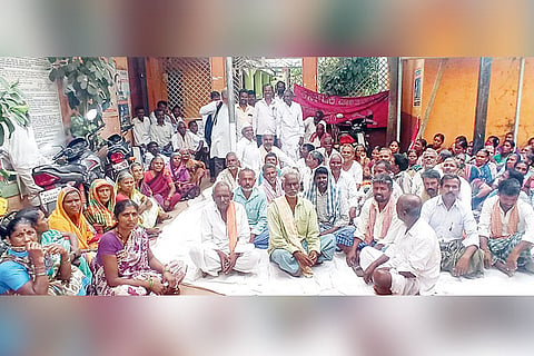 25042022 Kustagi workers protest