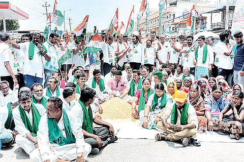 020522 Karatagi Congress Protest for paddy purchase
