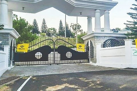 Gate