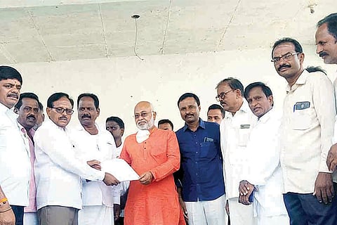 040622 Kampli Sanapura MLC Satish Visit