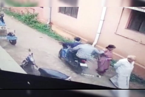 060622 Hosapete The robbers flee a woman's gold