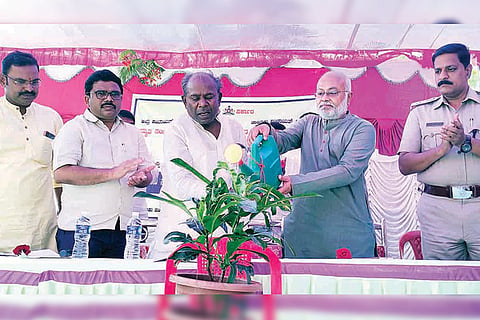110622 Siraguppa A program to issue checks to the Women's Union