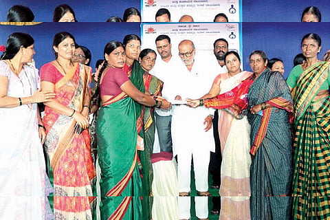 220622 Distribution of Seed Assistance Check under Amrita Scheme at Sindhanur