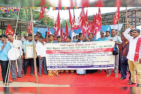 280622 Koppal Kims Outsorce Employees protest