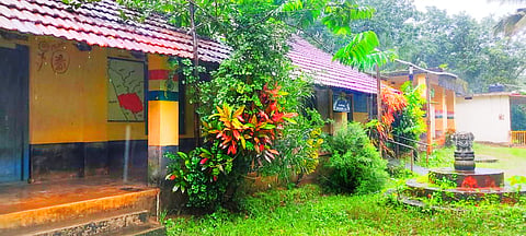 ಕೂರಮೇರು  ಶೂನ್ಯ ದಾಖಲಾತಿ ಕಾರಣದಿಂದ ಕಡಬ ತಾಲೂಕಿನ ಇಚ್ಲಂಪಾಡಿ ಗ್ರಾಮದ ಕೂರಮೇರು ಸರ್ಕಾರಿ ಕಿರಿಯ ಪ್ರಾಥಮಿಕ ಶಾಲೆಯನ್ನಯ ತಾತ್ಕಾಲಿಕವಾಗಿ ಮುಚ್ಚಲಾಗಿದೆ.