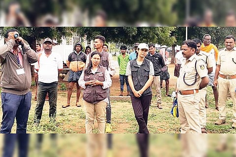 090722 Wildlife expert visits Niramanvi hill for leopard capture