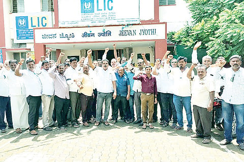 160722 Sindhanuru LIC Agents Protest