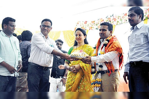 210722 Koppal DC Vikas Kishore couple honored by district administration