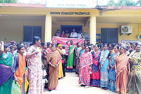 280722 Akshara Dasoha Bisiyuta workers protest in Sindhanur
