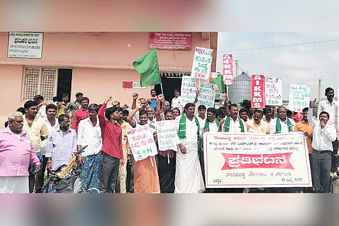 31072022 bellary formars protest