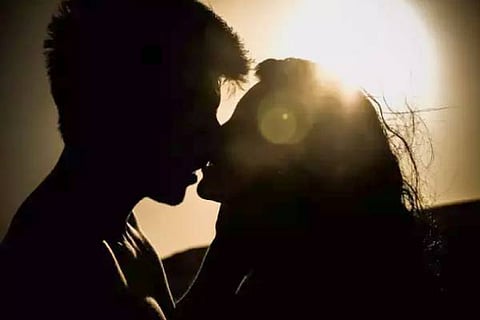 kissing