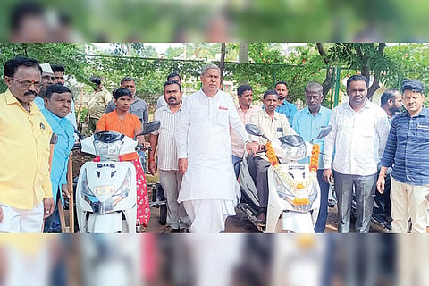 060822 Kushtagi MLA Handy capts vechicle