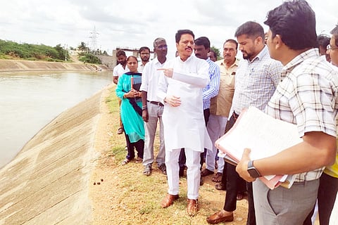 24082022 maski MLA venkatappa nayak canal visit