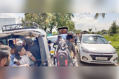 27082022-gangavati-anjanadri-traficjam