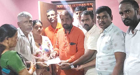 BJP Yuva Morcha Cheque distribution To Praveen Family Photo
