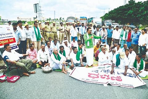 Davanagere, blood donation, struggle of sugarcane growers, highway blockade, Tejaswi Patel,