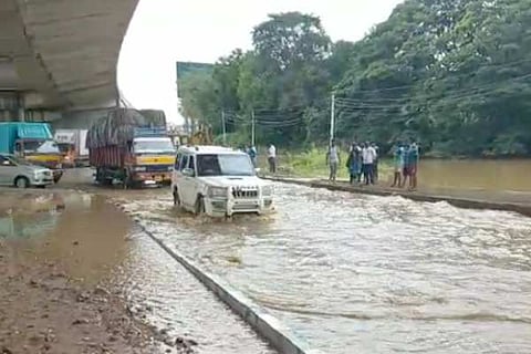 rain mysore banglore road trafic