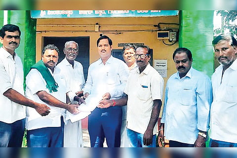 020922 Gangavati Farmers protest in front of Agriculture Department office