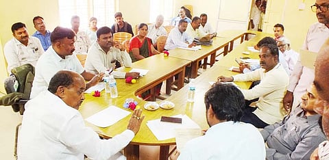 ಚಾಮರಾಜನಗರ ತಾಲೂಕು ಕಚೇರಿ ಸಭಾಂಗಣದಲ್ಲಿ ಶುಕ್ರವಾರ ಆಯೋಜಿಸಿದ್ದ ಸಭೆಯಲ್ಲಿ ಶಾಸಕ ಸಿ.ಪುಟ್ಟರಂಗಶೆಟ್ಟಿ ಮಾತನಾಡಿದರು. ಬಸವರಾಜು, ಪುರುಷೋತ್ತಮ್, ಬಿ.ಮಂಜು, ಸವಿತಾ ಮತ್ತು ಇತರರು ಇದ್ದರು.