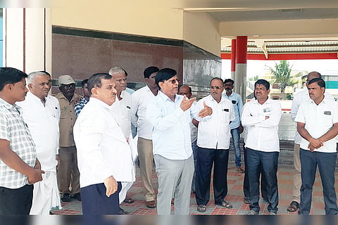030922 Talakal Ex minister Basavaraja Rayardy visited bus stand